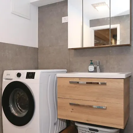 Jozo Apartment *