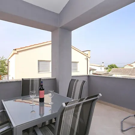 Jozo Apartment *