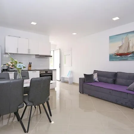 Jozo Apartment *
