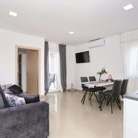 Jozo Apartment *