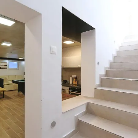 Jozo Apartman Nin